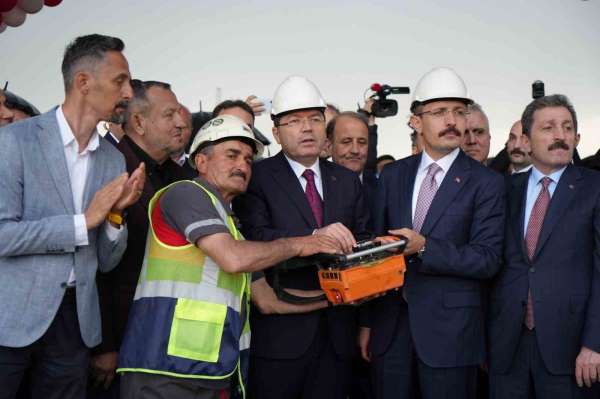 Bakan Tunç: 'Yapay zekayla işimizi daha da kolaylaştıracak projeleri önümüzdeki günlerde milletimizle paylaşac