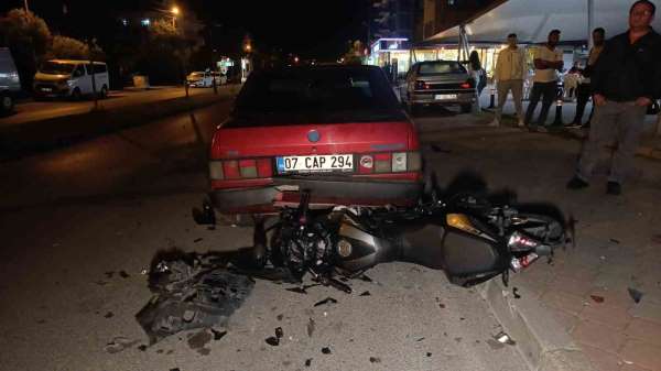 Motosikletli gençlerin ölümle burun buruna geldiği kaza kamerada