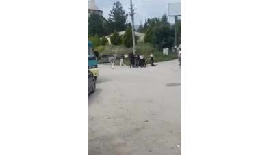 Üniversiteli genç kızlar sokak ortasında saç saça kavga etti