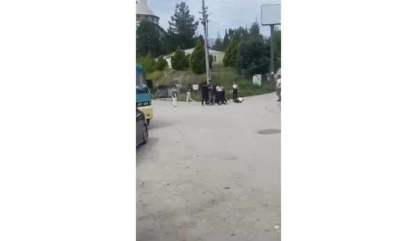 Üniversiteli genç kızlar sokak ortasında saç saça kavga etti