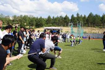 Kastamonu Üniversitesi öğrencileri Bahar Şenlikleri'nde hem yarıştı hem de eğlendi
