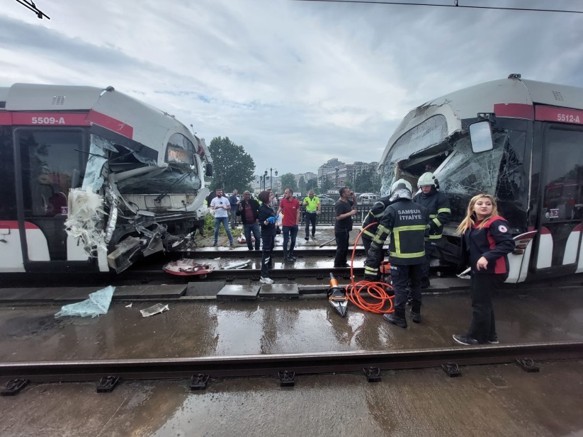 Samsun'da iki tramvay çarpıştı 