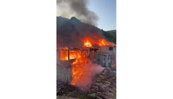 Amasya'da 4 ahşap ev yandı