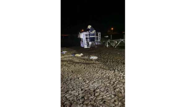 Atık dökülen alanda mahsur kalan koyunu itfaiyeciler kurtardı