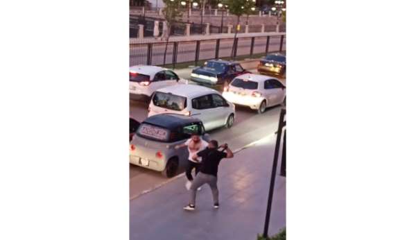 Cadde ortasında kemerli bıçaklı kavga: 1 yaralı