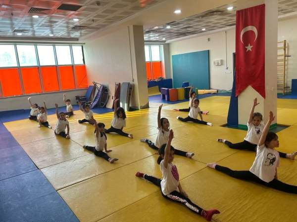 Yeni Spor Salonu'nda başlayan artistik cimnastik antrenmanları yoğun ilgi görüyor