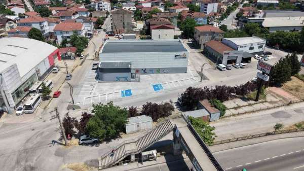 Başiskele'de inşa edilen yeni spor salonu açılış için gün sayıyor