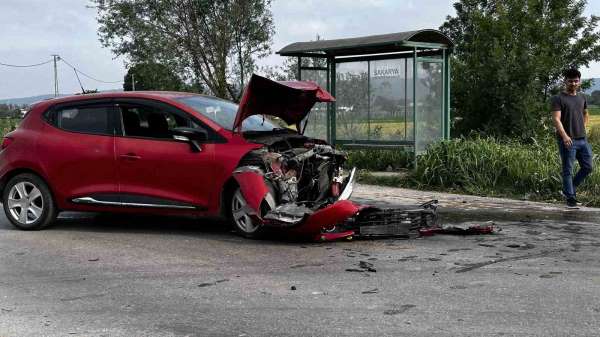Sakarya'da otomobiller kafa kafaya çarpıştı: Kazada yaralanan olmadı