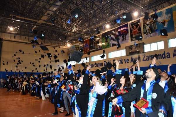 Sarıkamış Spor Bilimleri Fakültesi'nde mezuniyet coşkusu