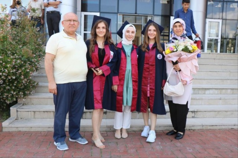 Samsun'da üçüz kardeşler dereceyle mezun oldu