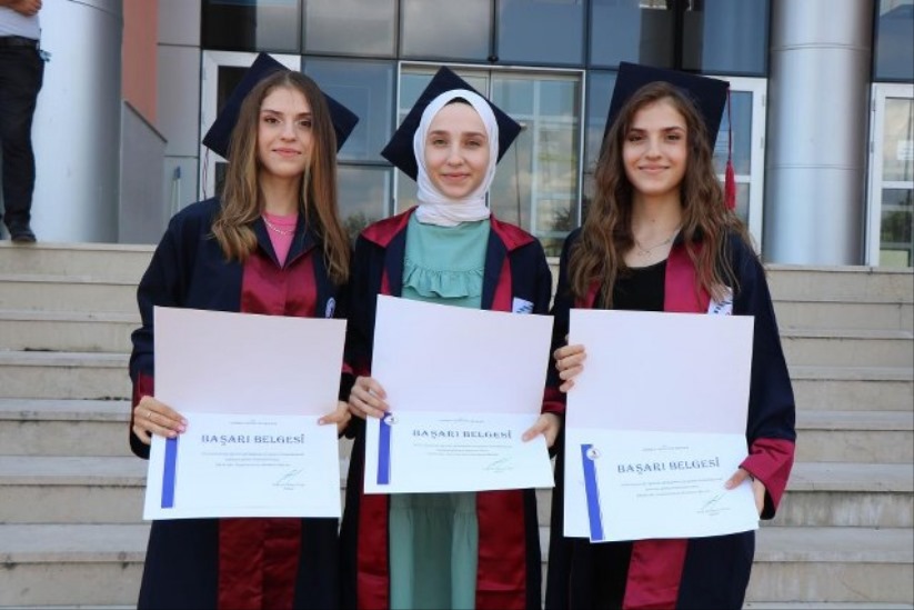 Samsun'da üçüz kardeşler dereceyle mezun oldu