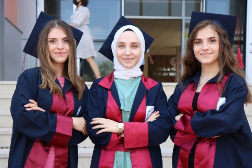 Samsun'da üçüz kardeşler dereceyle mezun oldu
