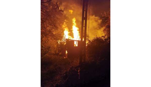 Erfelek'te iki katlı ev yandı