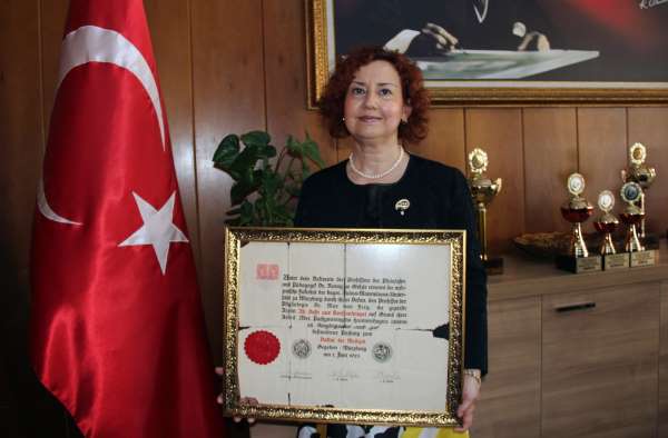 Türkiye'nin ilk Türk kadın doktorunun diploması Giresun Üniversitesi'ne bağışlandı