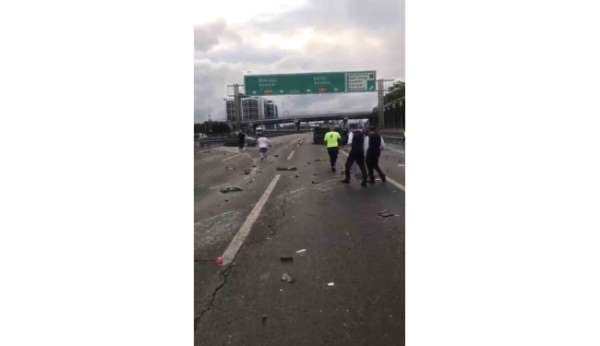 TEM Otoyolu'nda kazayı fotoğraflarken kargo aracının çarptığı adam öldü