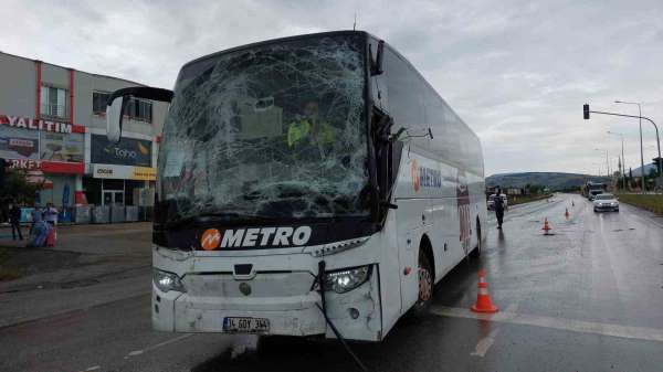 Yolcu otobüsü düğüne gidenleri taşıyan otobüse arkadan çarptı: 6 yaralı