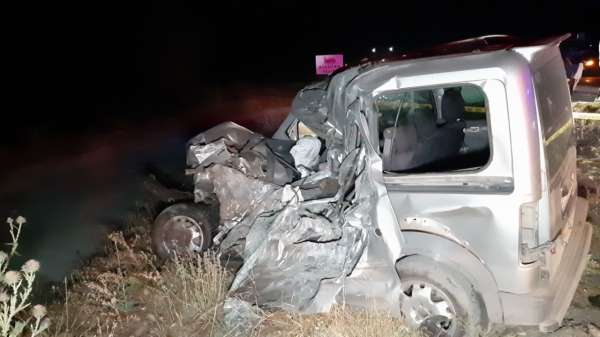 Feci kazada araçlar hurdaya döndü: 1 ölü, 1 yaralı