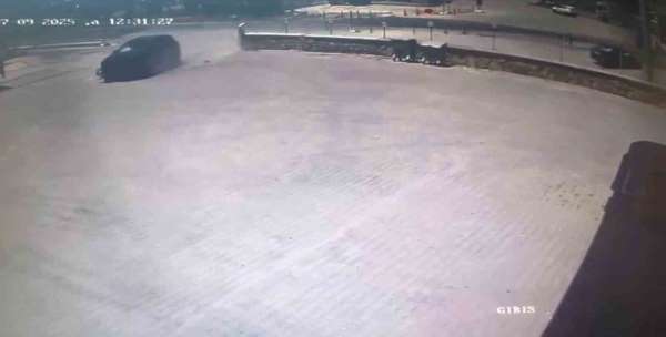 İki otomobilin çarpıştığı kaza kamerada