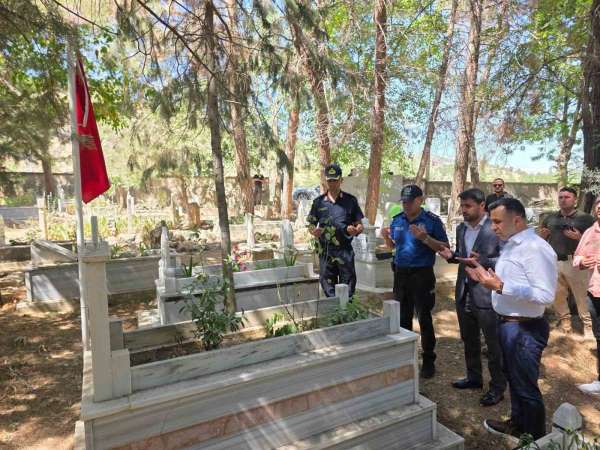 Kaymakam Kadir Algın, deprem şehitliğini ziyaret etti