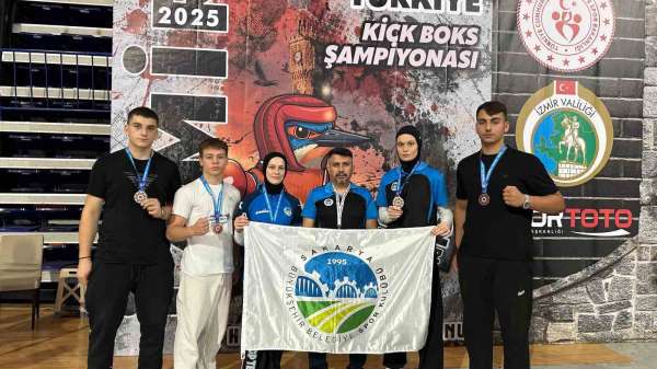 Sakarya Büyükşehir Kick Boks sporcularından İzmir'de madalya yağmuru