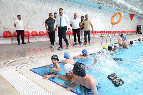 Ağrı'da çocuklar 'Yüzme Bilmeyen Kalmasın' projesiyle havuzla buluşuyor