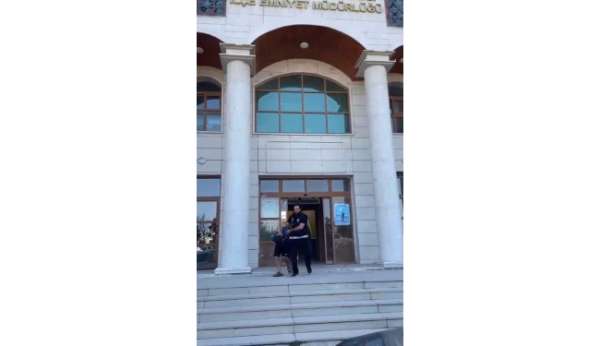 Ayrılmak istediği için evlatlarının önünde eli bıçaklı kocası tarafından öldüresiye dövüldü