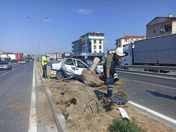 Bafra'da otomobil aydınlatma direğine çarptı, sürücü yaralandı