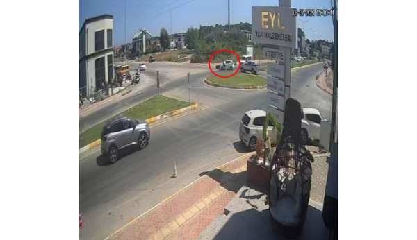 Kaza yapan motosiklet sürücüsü sinirini otomobilin camından çıkardı