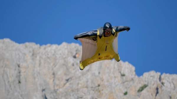 Kemaliye'de wingsuit sporcularından nefes kesen atlayışlar