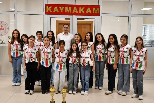 Tavşanlı'da şampiyon voleybol takımı kutlandı