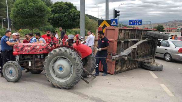 Hafif ticari araç traktöre çarptı: 2'si çocuk 5 yaralı