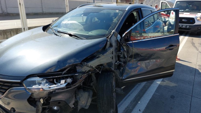 Samsun'da dolmuş ile çarpışan otomobilin sürücüsü hastanelik oldu