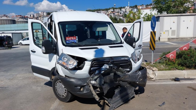 Samsun'da dolmuş ile çarpışan otomobilin sürücüsü hastanelik oldu