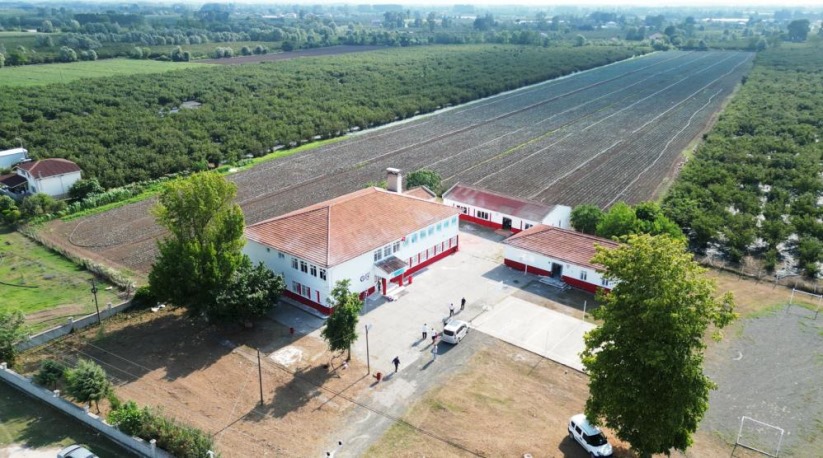 Samsunsporlu taraftarlar, okulu kırmızı-beyaza boyadı