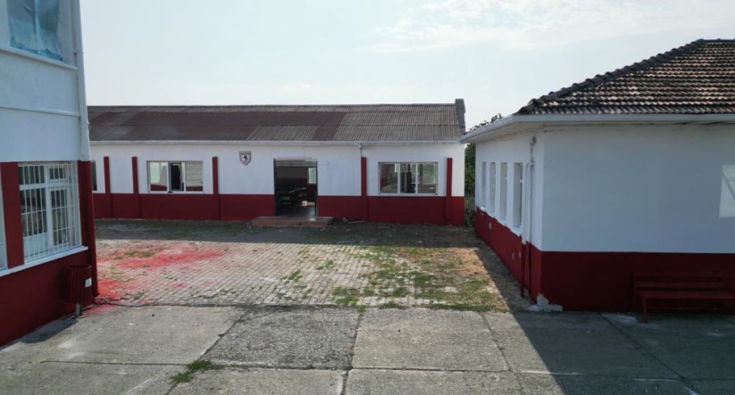 Samsunsporlu taraftarlar, okulu kırmızı-beyaza boyadı