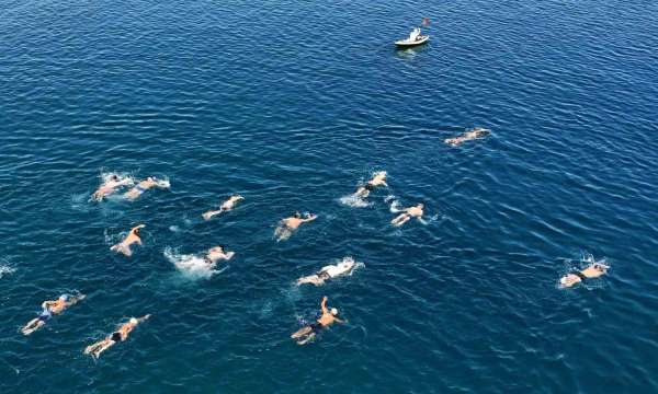Merhum Vali Erol Karaömeroğlu anısına Van Gölü'nde yüzme maratonu