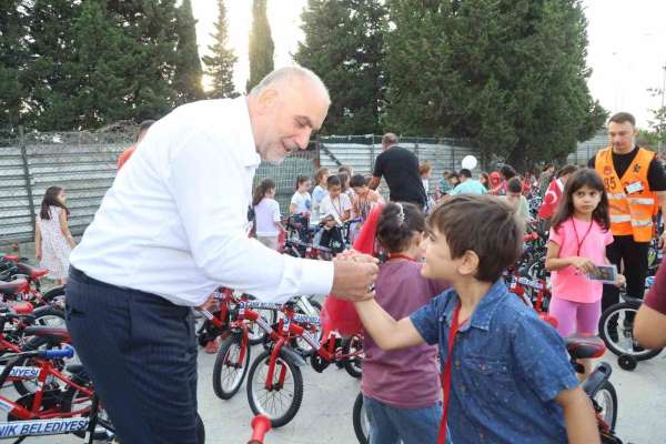 Canik'te camiye giden çocuklar hediyelerine kavuşuyor