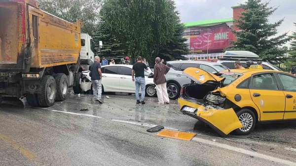 Erzurum'da 10 araçlı zincirleme kaza: 5 yaralı