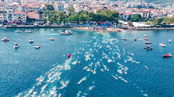 İzmit Körfezi'ni yüzerek geçtiler