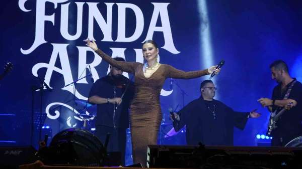 Kahramanmaraş'ta Ağustos Fuarında Funda Arar konseri