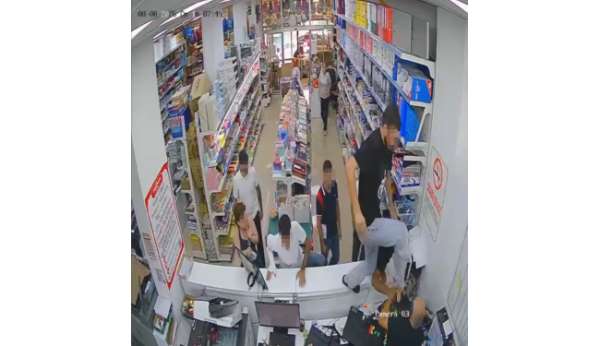 Kırtasiyeyi bastılar, sahibine tekme tokat saldırdılar: O anlar kamerada