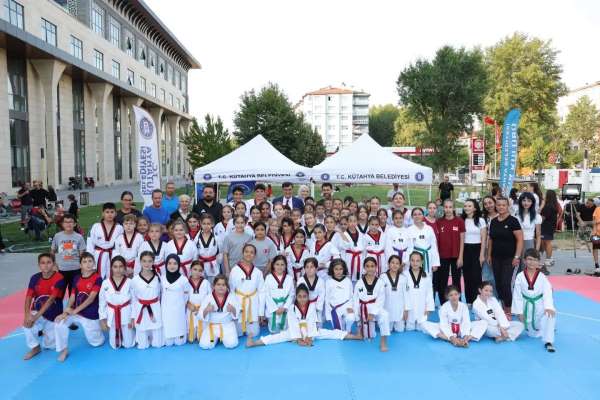 Minik Tekvandocular Kütahya'da dostluk için mücadele etti