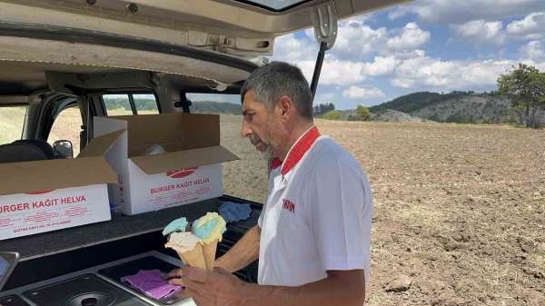 Tarlaya dondurma servisi: Mobil dondurmacı sıcak altında çalışan çiftçileri serinletiyor