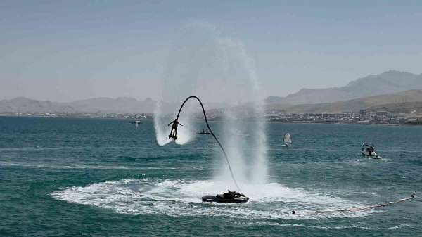 Van Gölü'nde Türk bayrağıyla nefes kesen flyboard gösterisi