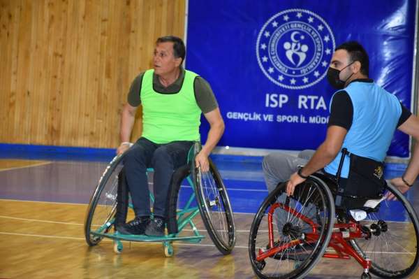 Isparta'da İl Müdürü farkındalık için tekerlekli sandalye takımıyla maç yaptı