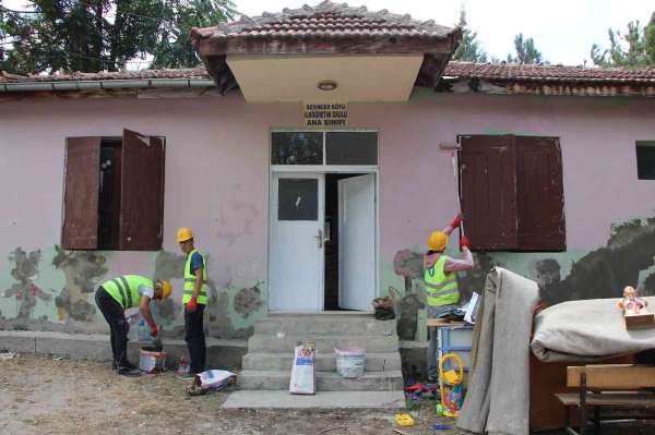 Amasya'da köy okullarını gönüllü liselilerin 'tamir takımı' boyadı