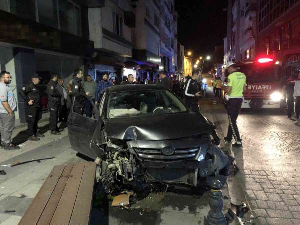 Sinop'ta trafik kazasında cadde savaş alanına döndü: 2 yaralı