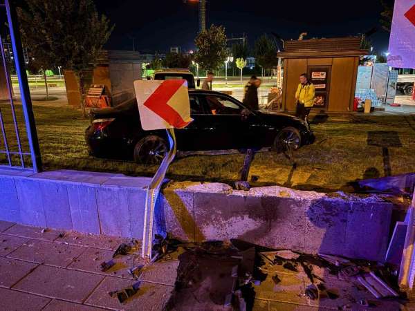 Kayseri'de bir garip kaza: Kaldırımdan seken otomobil 1 metrelik duvarı aştı