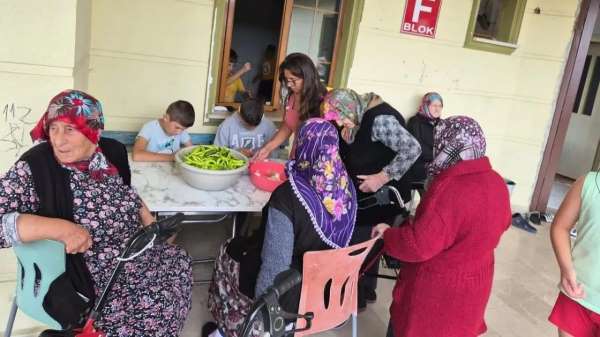 Sinop'ta nesiller buluştu, birlikte turşu kurdu