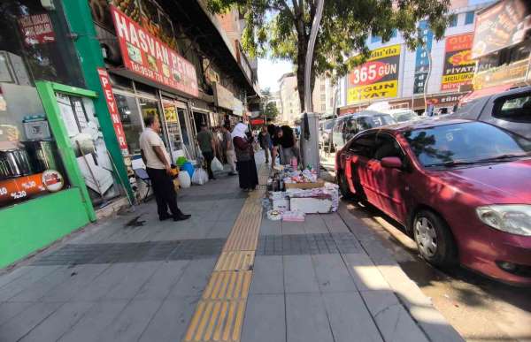 Van'da kaldırımlar işgal altında: Yayalar yola indi, turistler ve esnaf tepkili